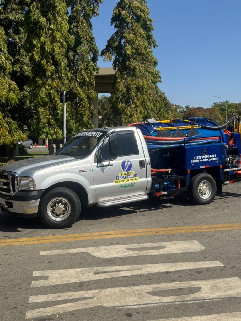 🚛 Soares Encanador & Desentupidora — Atendimento 24 Horas em Goiânia e Região

Nosso caminhão hidrojato está sempre pronto para chegar até você com rapidez, segurança e tecnologia de ponta. Atendemos emergências 24 horas por dia, todos os dias da semana, oferecendo soluções eficazes para entupimentos e limpezas de tubulações.

Com a Soares Encanador & Desentupidora você tem:
✅ Atendimento imediato, em até 30 minutos após o chamado
✅ Serviços de desentupimento de ralos, vasos sanitários, pias, caixas de gordura e caixas de passagem
✅ Limpeza e sucção com caminhão hidrojato de alta pressão
✅ Equipe profissional, treinada e preparada para qualquer situação
✅ Qualidade, garantia e preço justo

👉 Seja em sua casa, condomínio, comércio ou indústria, conte com a confiança de quem já é referência em Goiânia e região.
📲 Ligue agora ou chame no WhatsApp: (62) 99260-6593